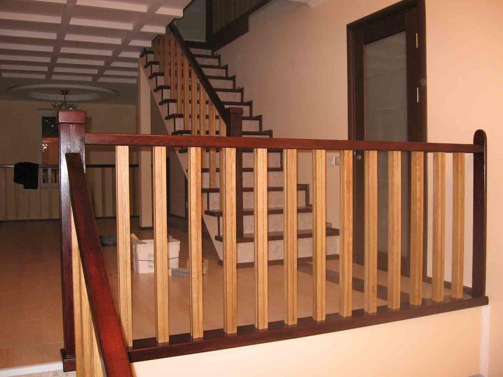 Перила для деревянной лестницы: какие выбрать и как установить своими руками