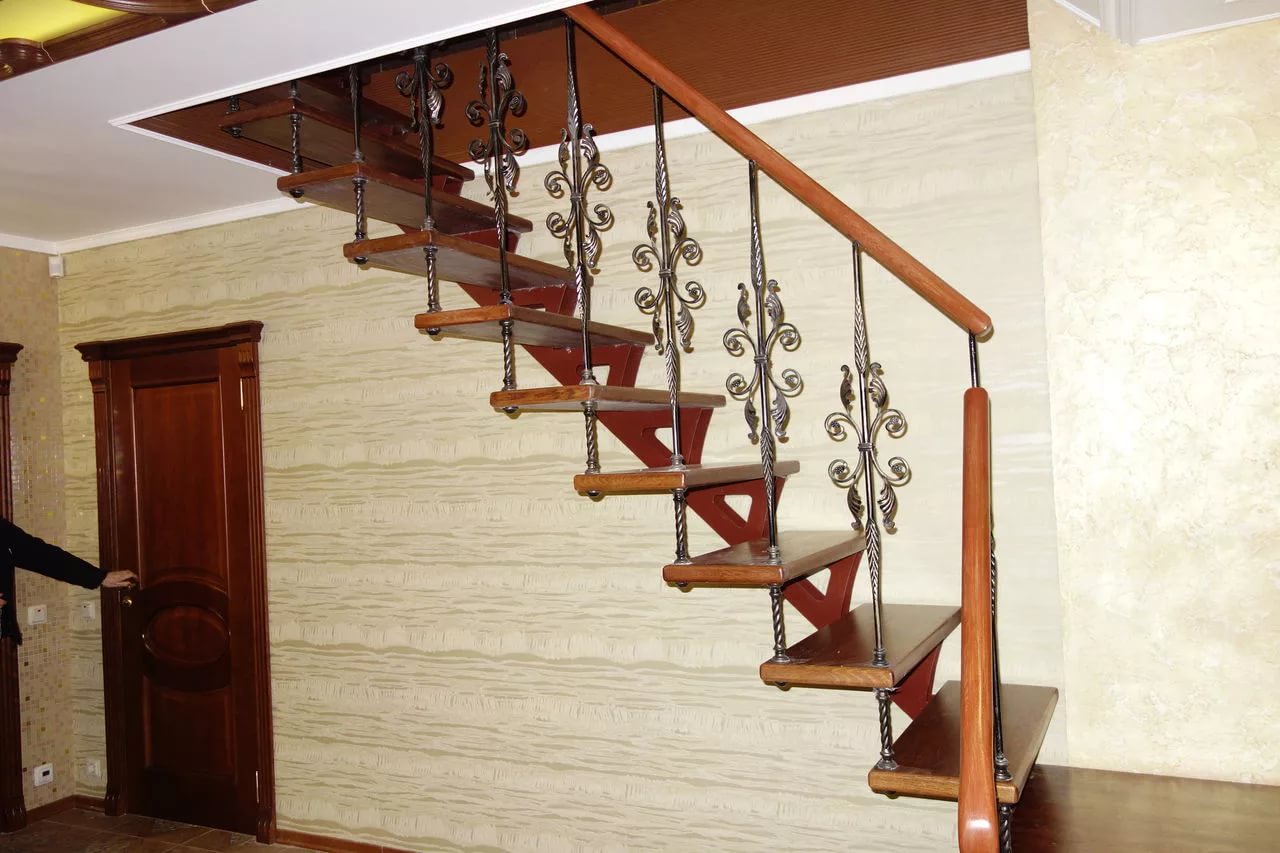 Куплю сходи. Металлическая лестница. Металлические лестницы в частном доме. Лестницы в частном доме из металла. Железная лестница с деревянными ступенями.